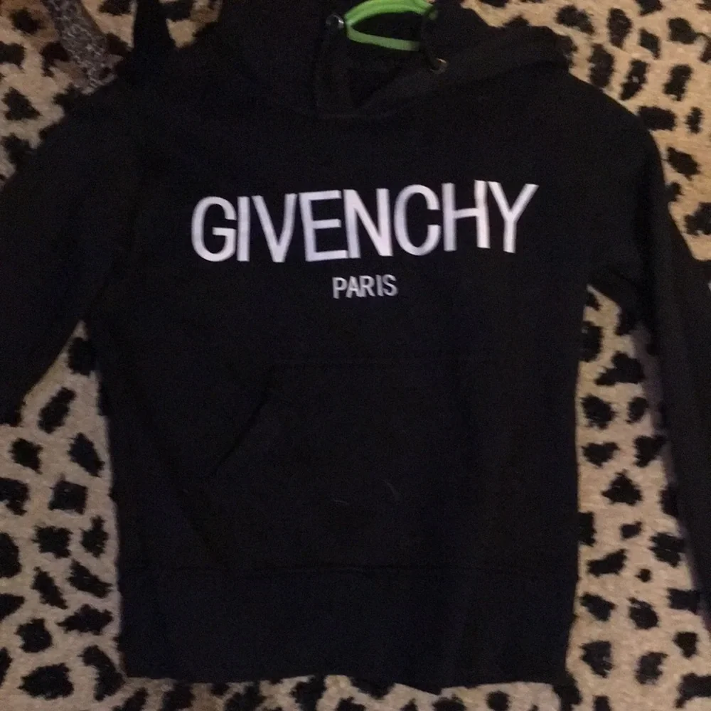 Givenchy Paris - Picture 1 of 3